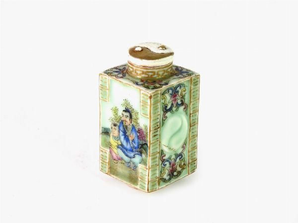 Snuff bottle in ceramica verde  - Asta Arredi e dipinti antichi da una villa a Viareggio -II - Associazione Nazionale - Case d'Asta italiane