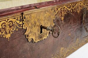 Piccolo baule con insegne dei reali di Francia  - Asta Rare Armi Antiche e Militaria da tutto il mondo - Associazione Nazionale - Case d'Asta italiane