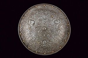 Brocchiere sbalzato da parata  - Asta Rare Armi Antiche e Militaria da tutto il mondo - Associazione Nazionale - Case d'Asta italiane