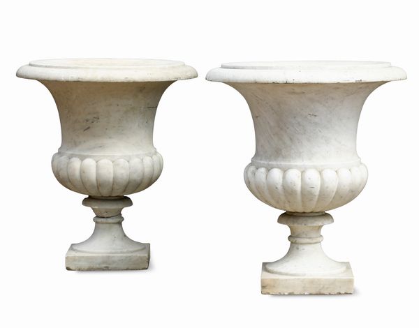 Coppia di vasi medicei in marmo bianco scolpito. XIX-XX secolo  - Asta Dimore Italiane - Associazione Nazionale - Case d'Asta italiane