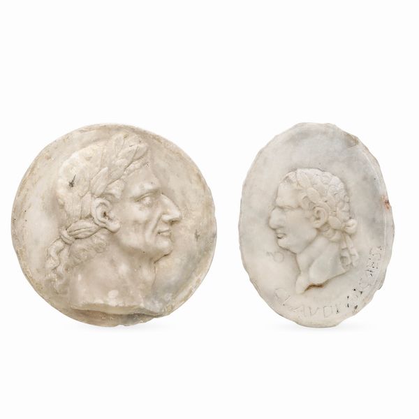 Due medaglioni con profili degli imperatori romani Cesare e Claudio. Arte barocca italiana del XVII-XVIII secolo  - Asta Dimore Italiane - Associazione Nazionale - Case d'Asta italiane