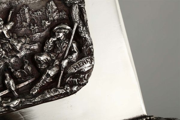 Scrigno portagioie in metallo argentato a firma Henry, Francia o Inghilterra, XX secolo  - Asta Antiquariato - Associazione Nazionale - Case d'Asta italiane