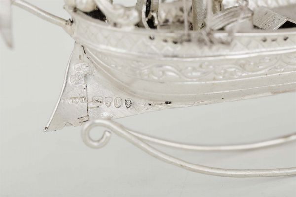 Modello di vascello in argento fuso sbalzato, cesellato e traforato. Londra XX secolo  - Asta Antiquariato - Associazione Nazionale - Case d'Asta italiane