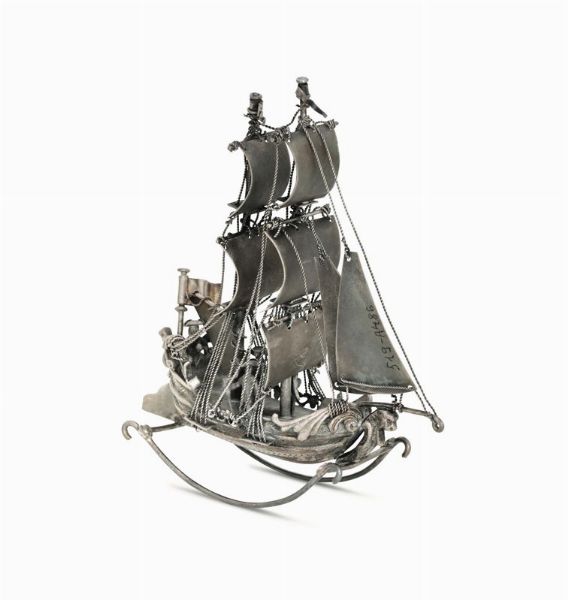 Modello di vascello in argento fuso sbalzato, cesellato e traforato. Europa XIX secolo  - Asta Antiquariato - Associazione Nazionale - Case d'Asta italiane