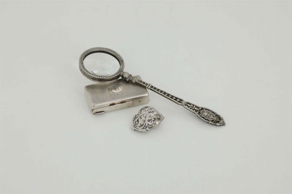 Lotto di oggetti in argento composto da portabiglietti, cofanetto e lente  - Asta Antiquariato - Associazione Nazionale - Case d'Asta italiane