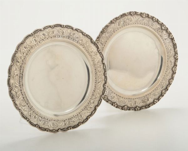Coppia di alzate circolari in argento, manifattura del XX secolo  - Asta Antiquariato - Associazione Nazionale - Case d'Asta italiane