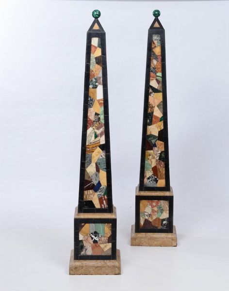 Coppia di grandi obelischi in marmi policromi, XIX secolo  - Asta Antiquariato - Associazione Nazionale - Case d'Asta italiane