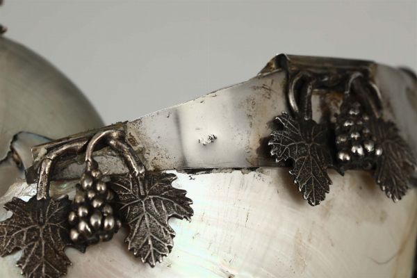 Nautilus con montatura in argento fuso, sbalzato e cesellato, Italia XX secolo  - Asta Antiquariato - Associazione Nazionale - Case d'Asta italiane