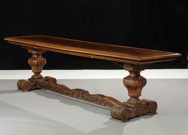Grande tavolo in stile rinascimento in noce intagliato, XIX secolo  - Asta Antiquariato - Associazione Nazionale - Case d'Asta italiane