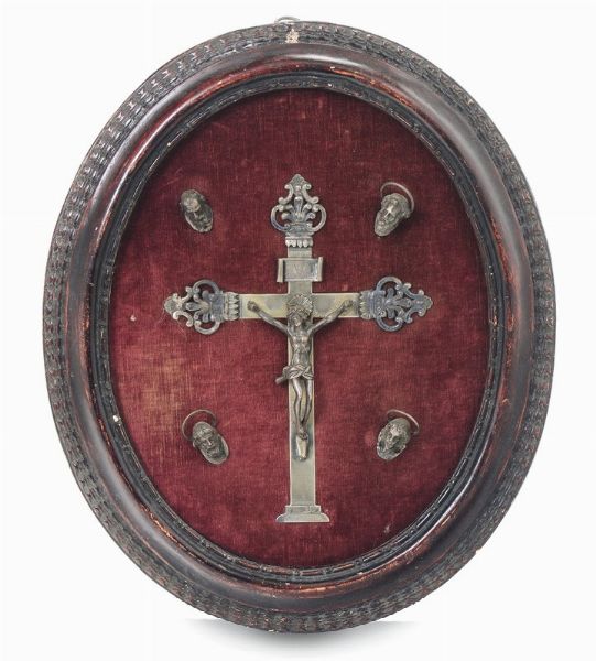 Crocifisso in argento montato su pannello ovale, XIX secolo  - Asta Antiquariato - Associazione Nazionale - Case d'Asta italiane