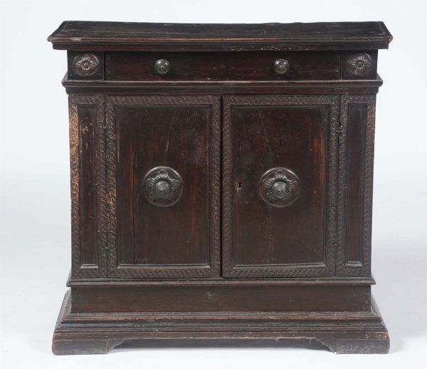 Credenzina a due ante in legno intagliato, XVII-XVIII secolo  - Asta Antiquariato - Associazione Nazionale - Case d'Asta italiane
