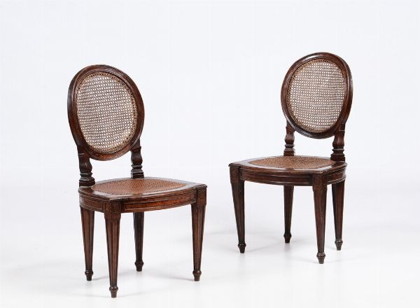 Coppia di sedie ovaline in noce, XVIII secolo  - Asta Antiquariato - Associazione Nazionale - Case d'Asta italiane
