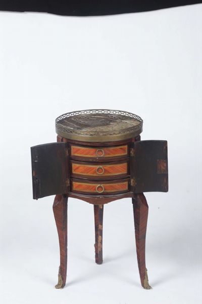 Piccolo tavolo a tamburo in legno lastronato, Francia,  XIX secolo  - Asta Antiquariato - Associazione Nazionale - Case d'Asta italiane