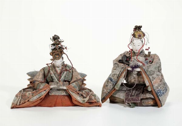 Due bambole con visi in porcellana, Cina XX secolo  - Asta Antiquariato - Associazione Nazionale - Case d'Asta italiane