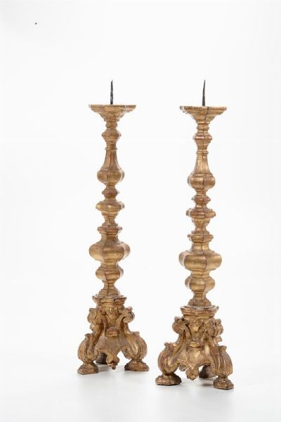 Coppia di candelieri in legno intagliato e dorato, XVIII secolo  - Asta Antiquariato - Associazione Nazionale - Case d'Asta italiane