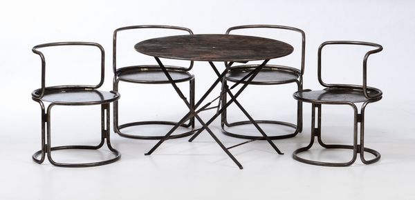 Tavolino in ferro pieghevole e quattro sedie da giardino, XX secolo  - Asta Antiquariato - Associazione Nazionale - Case d'Asta italiane