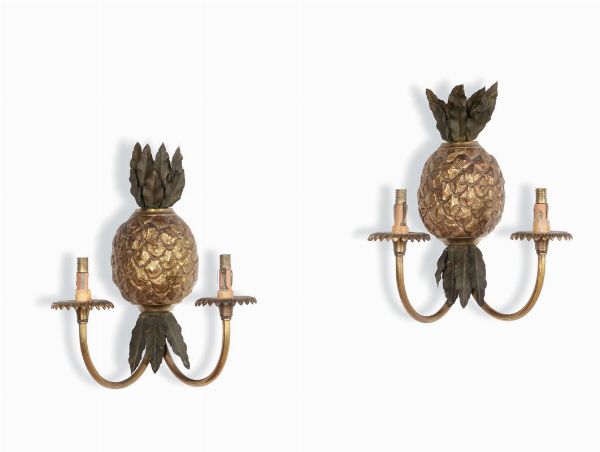 Coppia appliques a due bracci in metallo e bronzo dorato a guisa di ananas, XIX secolo  - Asta Antiquariato - Associazione Nazionale - Case d'Asta italiane