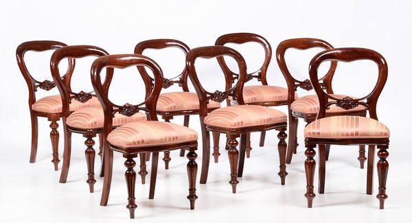 Tavolo allungabile in noce con otto sedie, XIX secolo  - Asta Antiquariato - Associazione Nazionale - Case d'Asta italiane