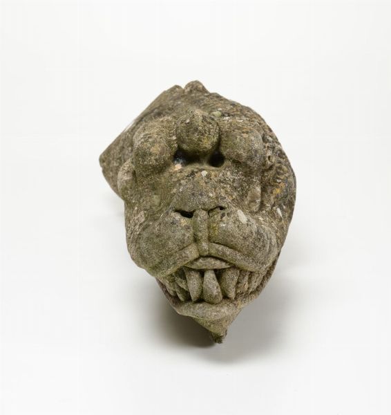 Frammento in pietra scolpita con testa di drago, XVII-XVIII secolo  - Asta Antiquariato - Associazione Nazionale - Case d'Asta italiane