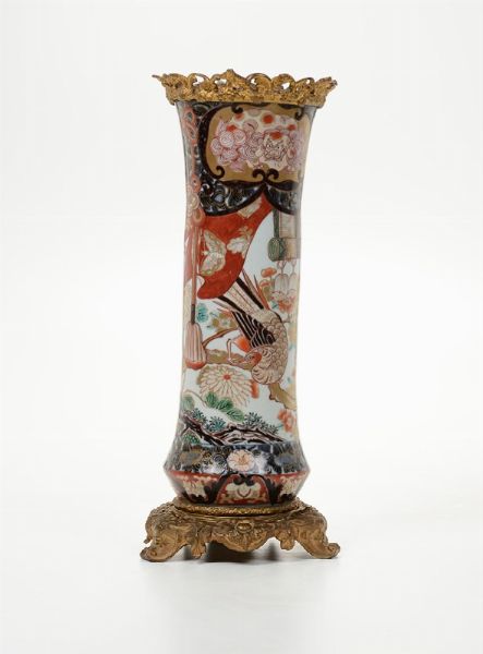 Vaso cilindrico in porcellana Imari a decoro naturalistico, Giappone, XIX-XX secolo  - Asta Antiquariato - Associazione Nazionale - Case d'Asta italiane