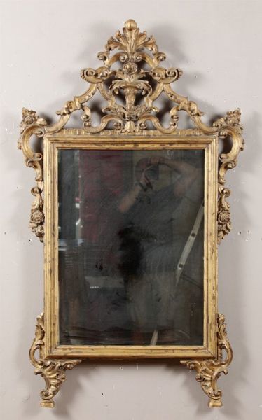 Specchiera in stile Luigi XV in legno intagliato e dorato, XIX secolo  - Asta Antiquariato - Associazione Nazionale - Case d'Asta italiane
