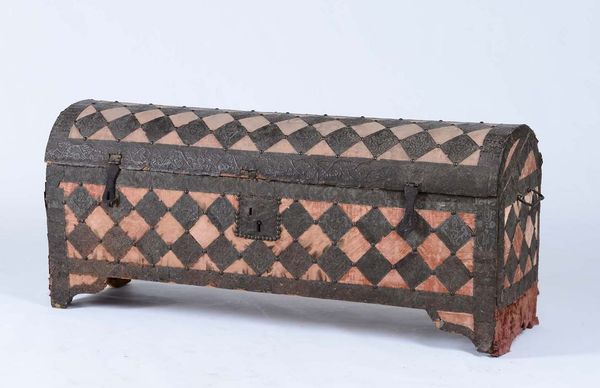 Cassone in metallo e tessuto, XVII secolo  - Asta Antiquariato - Associazione Nazionale - Case d'Asta italiane