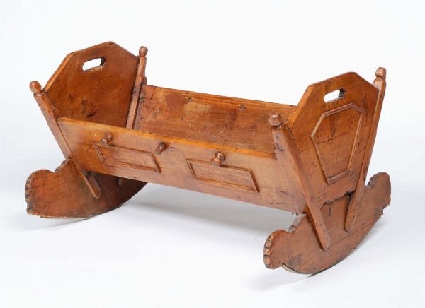 Culla tirolese in legno intagliato, inizio XX secolo  - Asta Antiquariato - Associazione Nazionale - Case d'Asta italiane