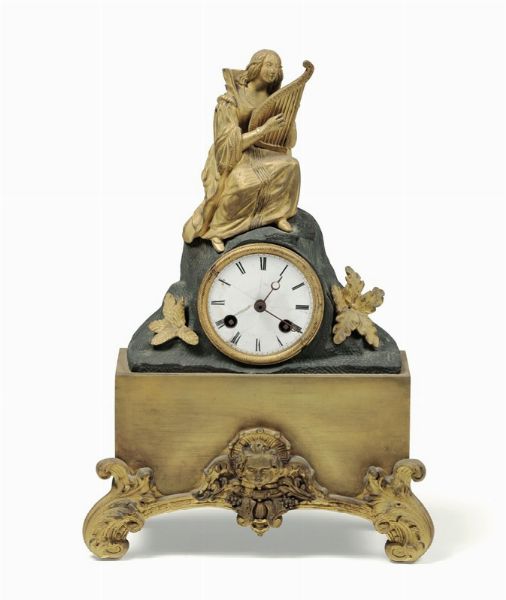 Pendola da tavolo in metallo dorato, XIX secolo  - Asta Antiquariato - Associazione Nazionale - Case d'Asta italiane