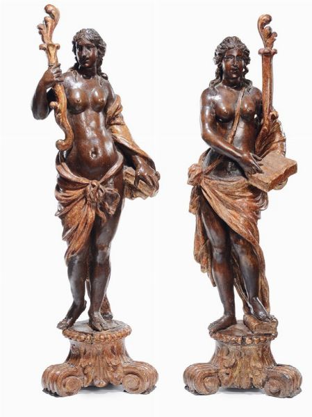 Due sculture lignee con cornucopie raffigurante Muse  - Asta Antiquariato - Associazione Nazionale - Case d'Asta italiane