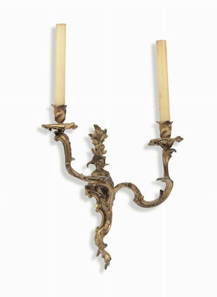 Coppia di appliques Luigi XV in bronzo dorato a due luci, XVIII secolo  - Asta Antiquariato - Associazione Nazionale - Case d'Asta italiane