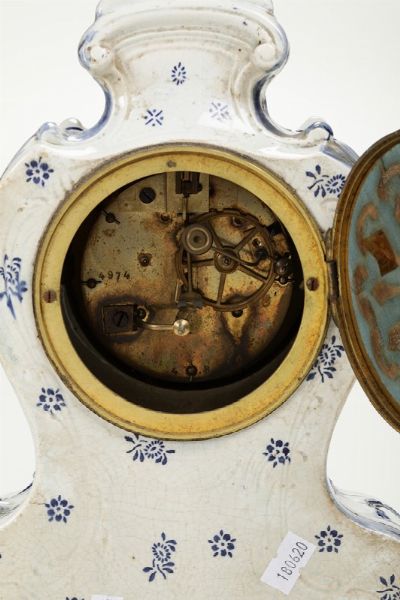 Pendola in porcellana bianca e blu, Royal Bonn, fine XIX secolo  - Asta Antiquariato - Associazione Nazionale - Case d'Asta italiane