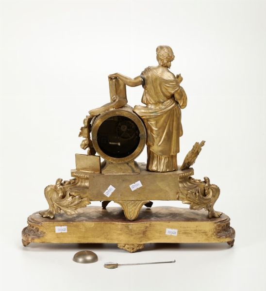 Pendola da tavolo in bronzo dorato con base in legno, Francia fine XIX secolo  - Asta Antiquariato - Associazione Nazionale - Case d'Asta italiane