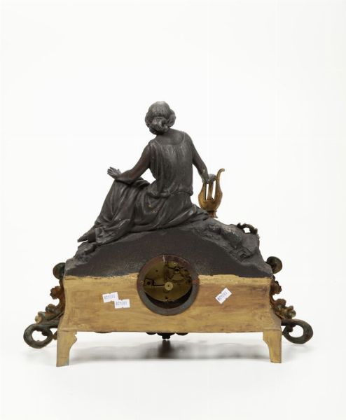 Pendola da tavolo in metallo dorato e brunito, fine XIX secolo  - Asta Antiquariato - Associazione Nazionale - Case d'Asta italiane
