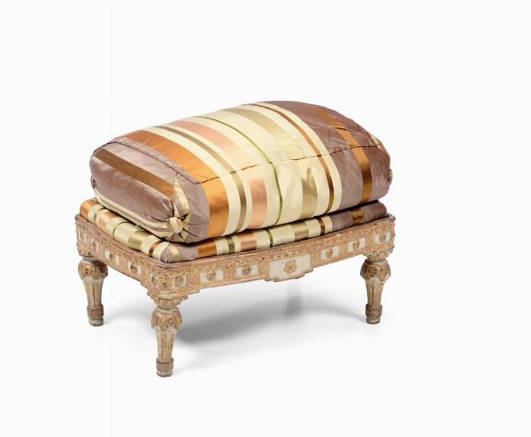 Panchetto Luigi XVI in legno intagliato, laccato e dorato, XVIII secolo  - Asta Antiquariato - Associazione Nazionale - Case d'Asta italiane