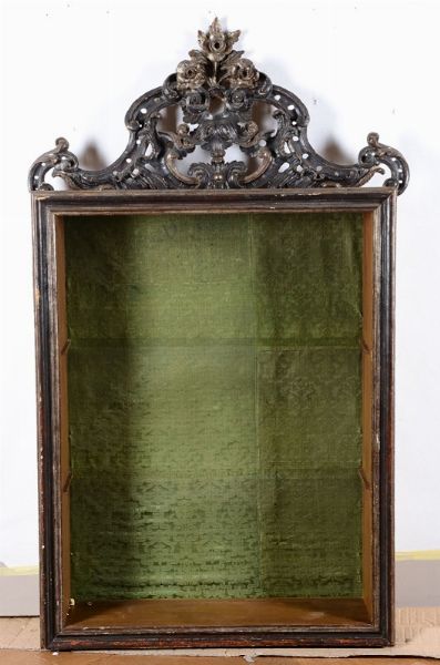 Cornice/vetrina con cimasa in legno intagliato, XVIII-XIX secolo  - Asta Antiquariato - Associazione Nazionale - Case d'Asta italiane