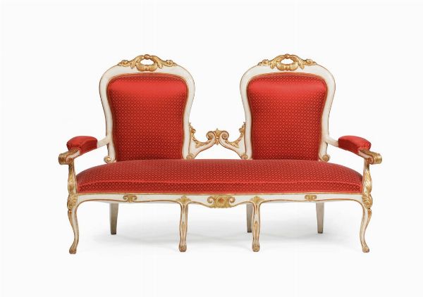Salotto composto da divano e due poltrone in legno intagliato, laccato e dorato, XIX secolo  - Asta Antiquariato - Associazione Nazionale - Case d'Asta italiane