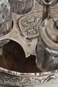 Cruet in argento fuso, sbalzato, cesellato e vetro. Londra 1846, argentiere J. Evans  - Asta Antiquariato - Associazione Nazionale - Case d'Asta italiane