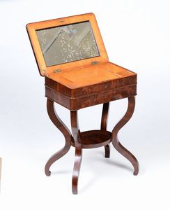 Tavolino da lavoro impiallacciato, XIX secolo  - Asta Antiquariato - Associazione Nazionale - Case d'Asta italiane