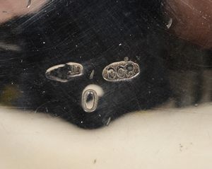 Servizio formato da 3 pezzi in argento in stile barocchetto e vassoio in metallo  - Asta Antiquariato - Associazione Nazionale - Case d'Asta italiane