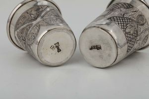 Due bicchieri in argento sbalzato , cesellato e dorato con motivi geometrici e floreali. Mosca 1872 e Mosca 1873  - Asta Antiquariato - Associazione Nazionale - Case d'Asta italiane