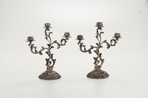 Coppia di candelabri in argento a tre luci, manifattura italiana del XX secolo  - Asta Antiquariato - Associazione Nazionale - Case d'Asta italiane
