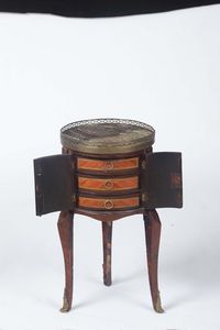 Piccolo tavolo a tamburo in legno lastronato, Francia,  XIX secolo  - Asta Antiquariato - Associazione Nazionale - Case d'Asta italiane