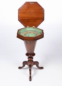 Tavolino da lavoro con piano ottagonale, XIX secolo  - Asta Antiquariato - Associazione Nazionale - Case d'Asta italiane