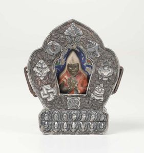 Figura di divinit in custodia di rame cesellato, XIX secolo  - Asta Antiquariato - Associazione Nazionale - Case d'Asta italiane
