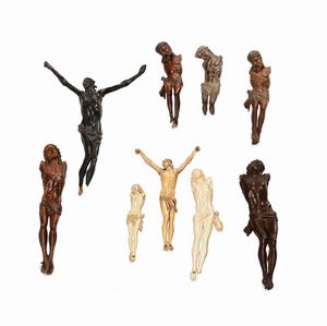 Gruppo di 9 antichi crocifissi in legno, osso e avorio, XVIII secolo  - Asta Antiquariato - Associazione Nazionale - Case d'Asta italiane