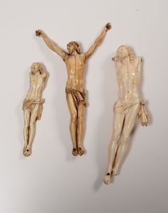 Gruppo di 9 antichi crocifissi in legno, osso e avorio, XVIII secolo  - Asta Antiquariato - Associazione Nazionale - Case d'Asta italiane