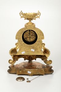 Pendola da tavolo in bronzo dorato con base in legno, Francia, Lyon, fine XIX secolo  - Asta Antiquariato - Associazione Nazionale - Case d'Asta italiane