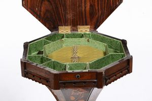 Tavolino da cucito in legno intarsiato, XIX secolo  - Asta Antiquariato - Associazione Nazionale - Case d'Asta italiane