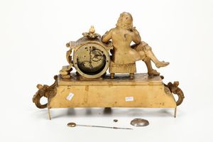 Pendola da tavolo in metallo dorato, fine XIX secolo  - Asta Antiquariato - Associazione Nazionale - Case d'Asta italiane