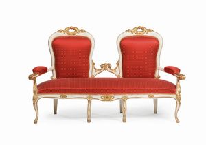 Salotto composto da divano e due poltrone in legno intagliato, laccato e dorato, XIX secolo  - Asta Antiquariato - Associazione Nazionale - Case d'Asta italiane